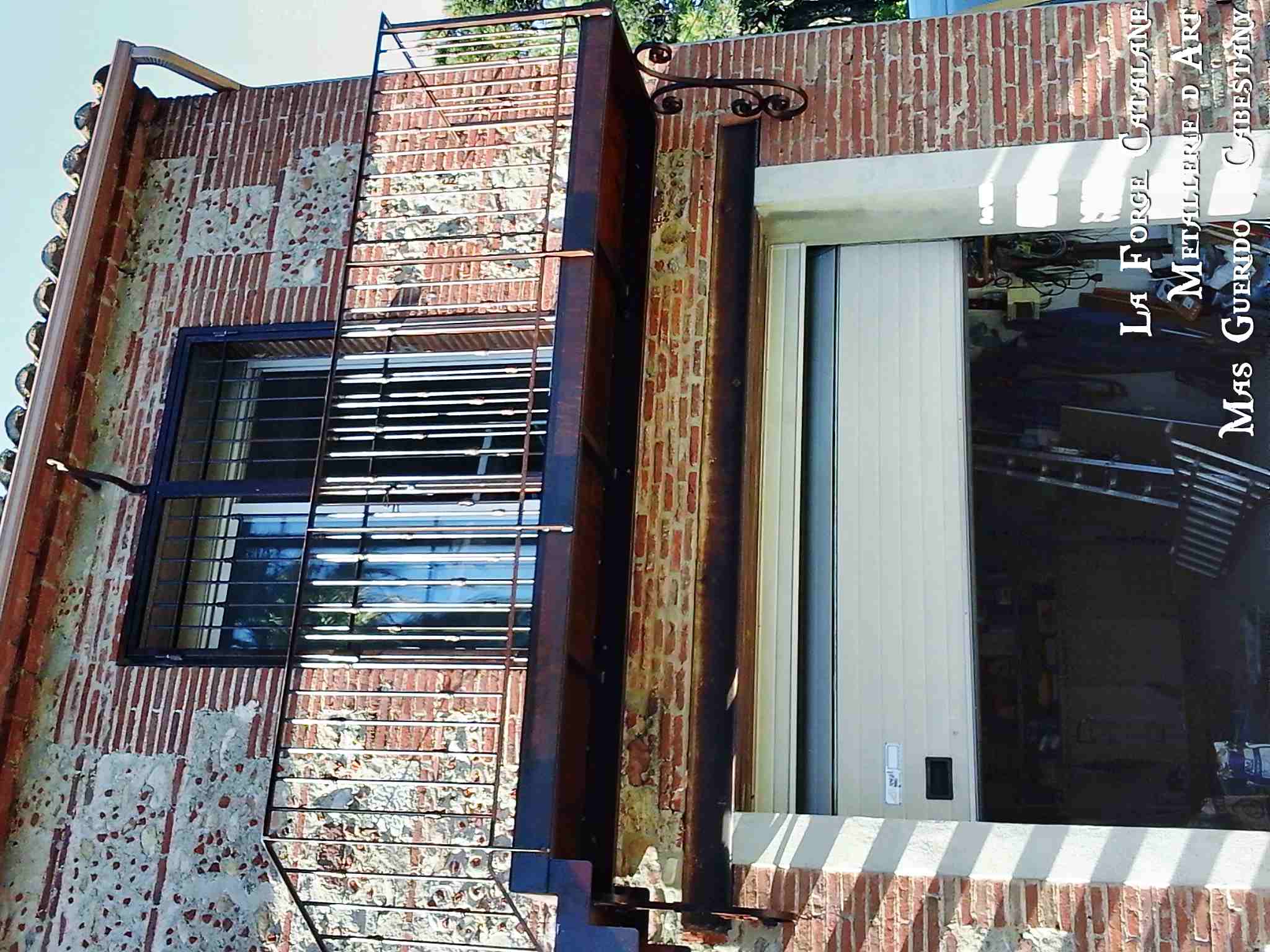 escalier double limon exterieur avec plateforme en fer rampant garde corps remplissage barreaudage droit avec bagues marches en tole larmee pliee  forge catalane 1.jpg